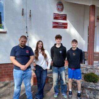 uczniowie naszej szkoły z kandydatami do zawodu geodety