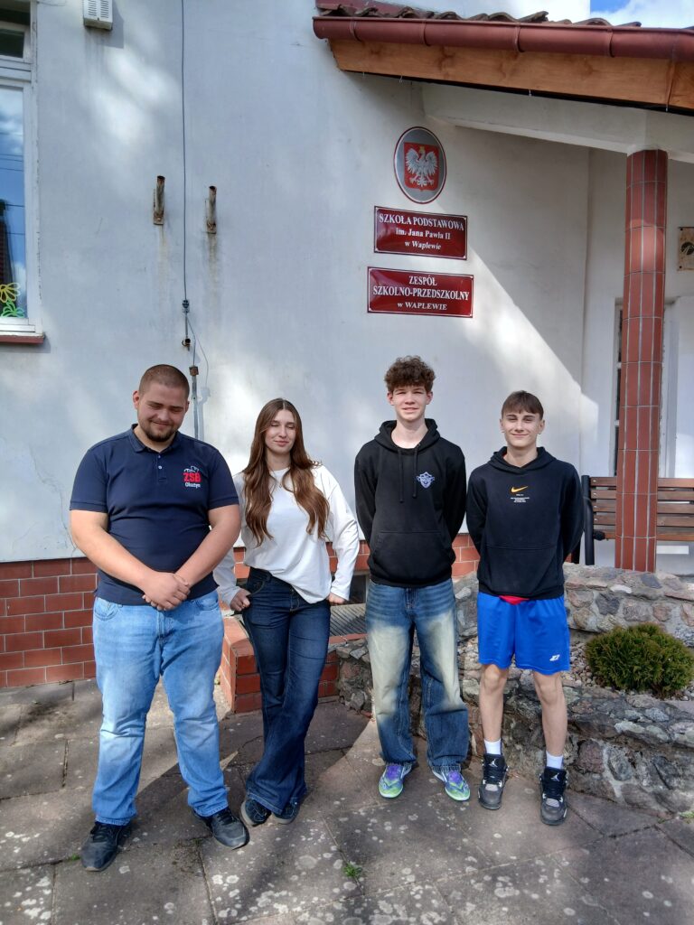 uczniowie naszej szkoły z kandydatami do zawodu geodety